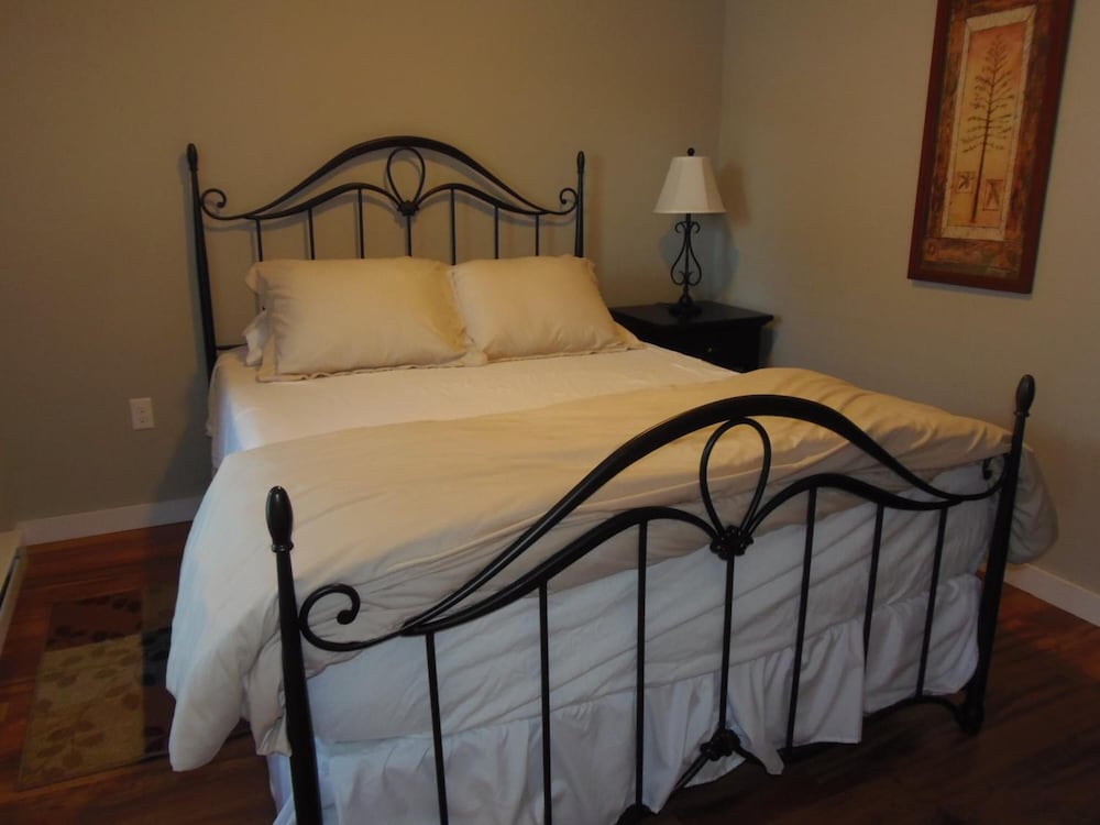 Strictly Moose Luxury Vacation Suites view 5