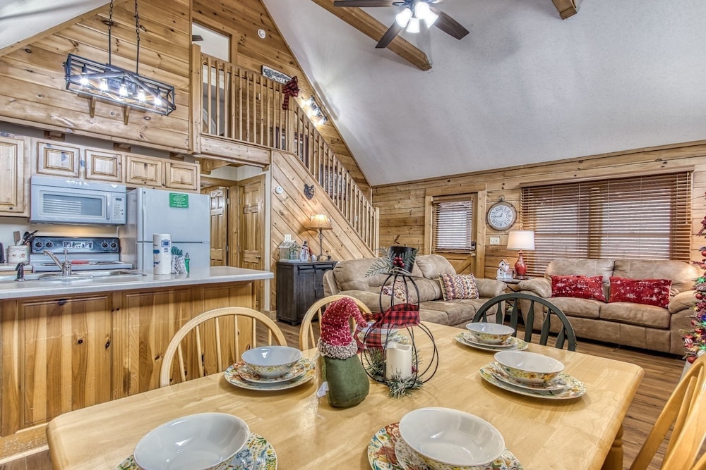 Er239- Sleepy Bear Great Location â Close To Town! 2 Bedroom Cabin by RedAwning view 2