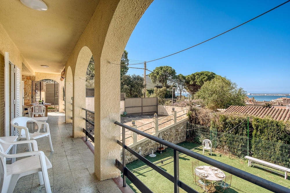 House in Roses With Pool Near La Punta Beach
