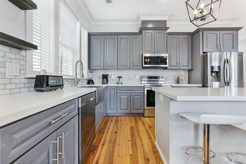 New Orleans Vacations - Stunning 4 5 BRs w Pool by Hosteeva - Property Image 77