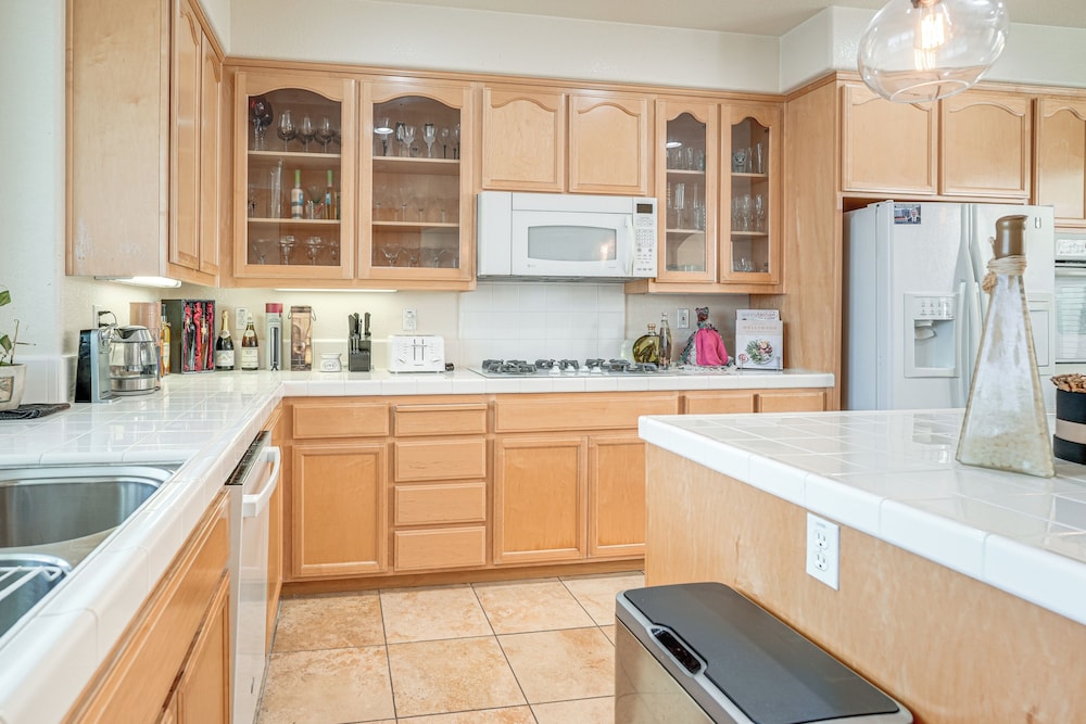 3 Mi to Main St Tracy: Homey Retreat w/ Game Room!