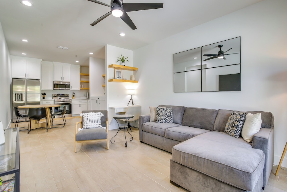 Modern Comfort: Brownsville Home Near Dtwn