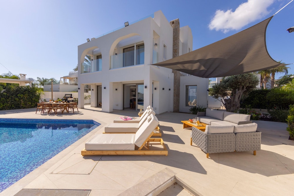 Protaras Beachfront Villla Mimosa