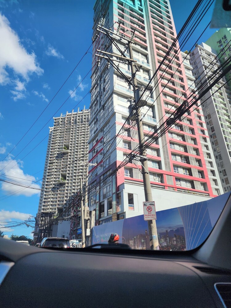 Cozy 1BR Condo in Mandaluyong City With City Skyline View
