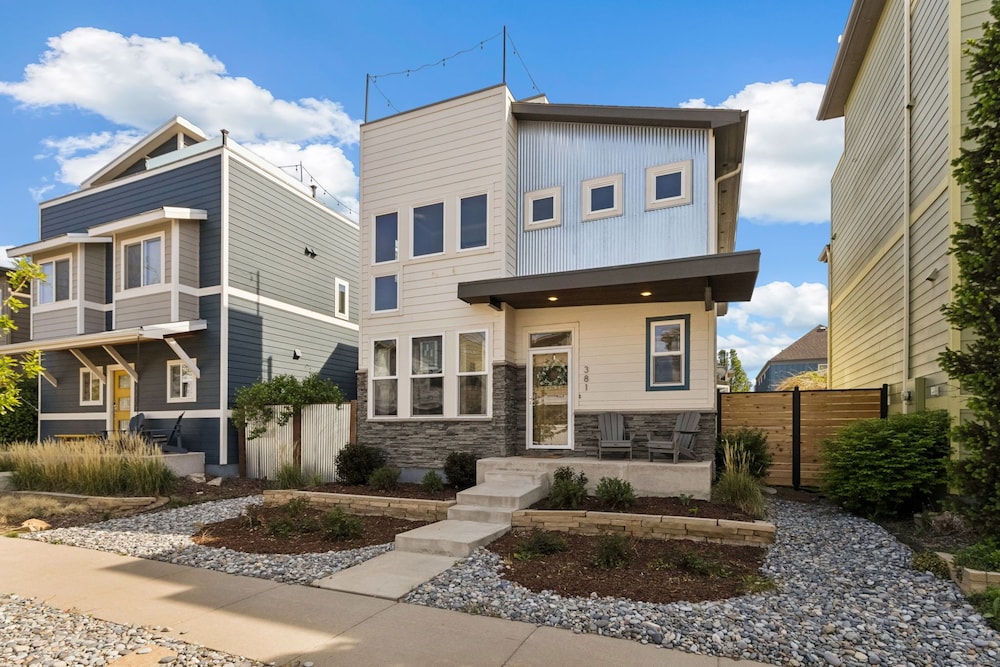 Decked Out Sunset Views, Fire Pit & Fenced Yard
