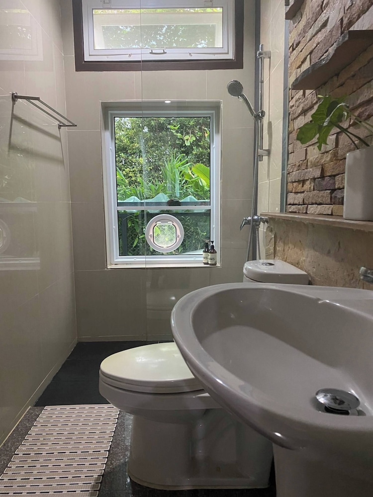 Hidden Villa Oasis Private Pool 2km to Beach&mall