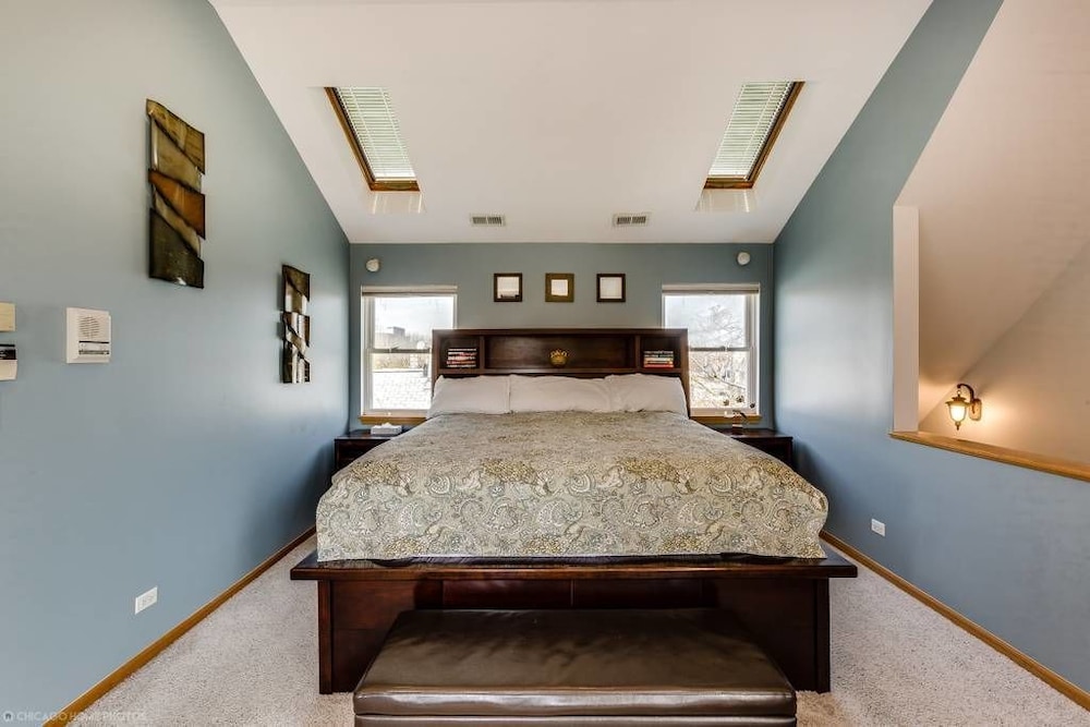 The Irving Masterpiece near Wrigley Field - Image 2