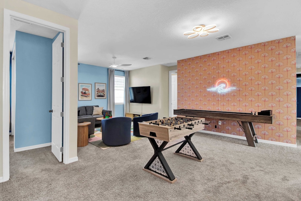 Sleeps 20! 9bdr, Star Wars-themed Game Room, Pool, Hot Tub Nassau by Avantstay