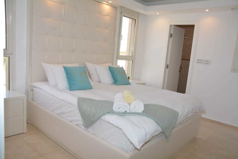 Renovated White 3BD next to Beach - Pool