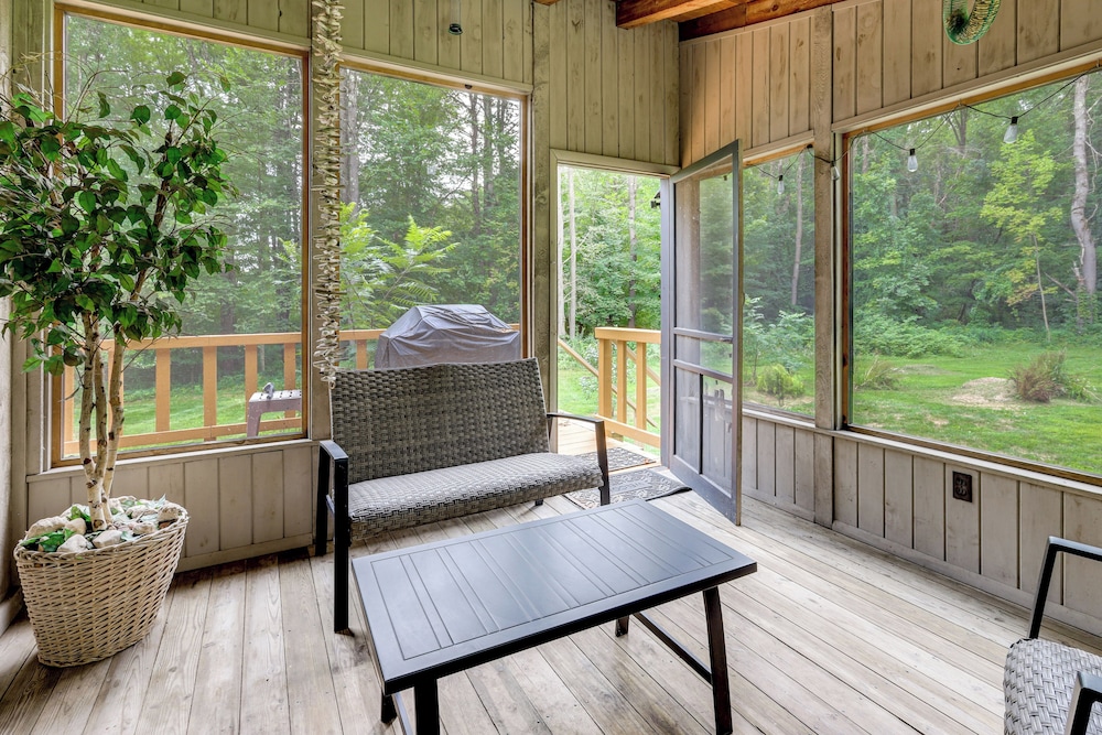 7 Mi to Glens Falls: Peaceful Retreat w/ Game Room