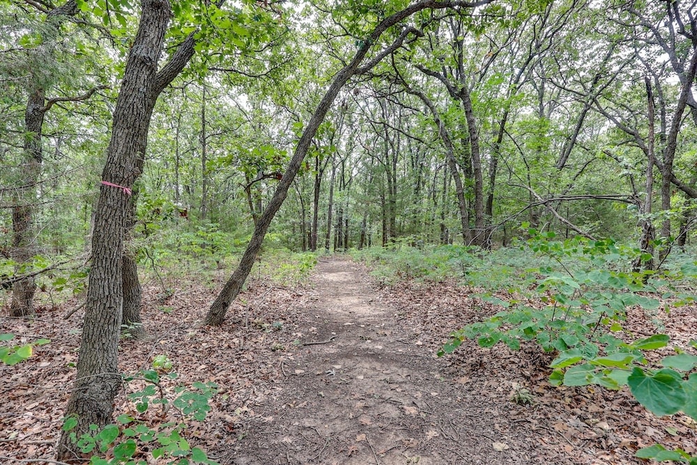 Cabin 10~ Cozy Toronto Lake Cabin ~ Walk To The Water 1 Bedroom Cabin by RedAwning