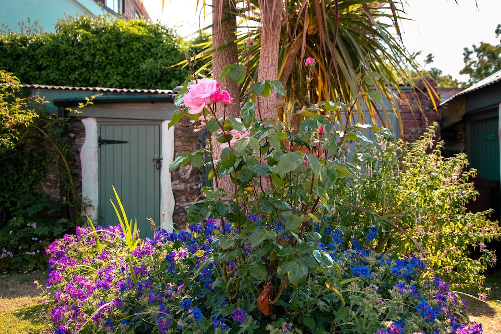 Rose Thatch