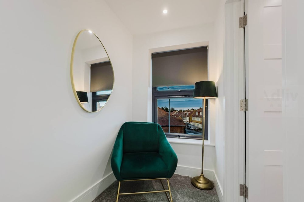 Luxury Seaside Home Parking Sleeps 8 by Adliv