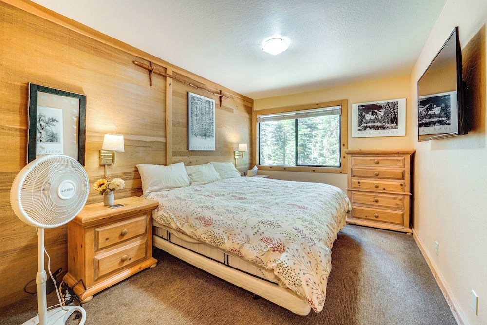 8 Mi to North Tahoe Beach: Truckee Resort Condo