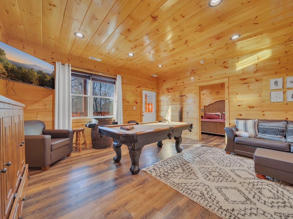 Bear Hug Hideaway 2 Bedroom Cabin