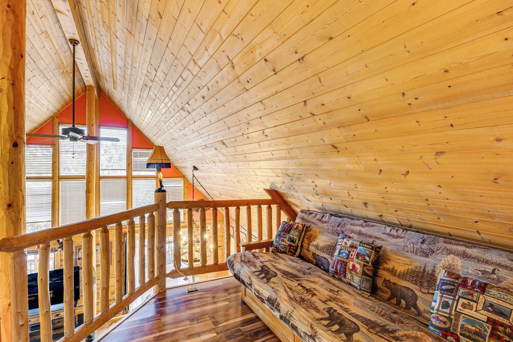 4 Mi to Fossil Beds: Private Log Cabin on 3 Acres