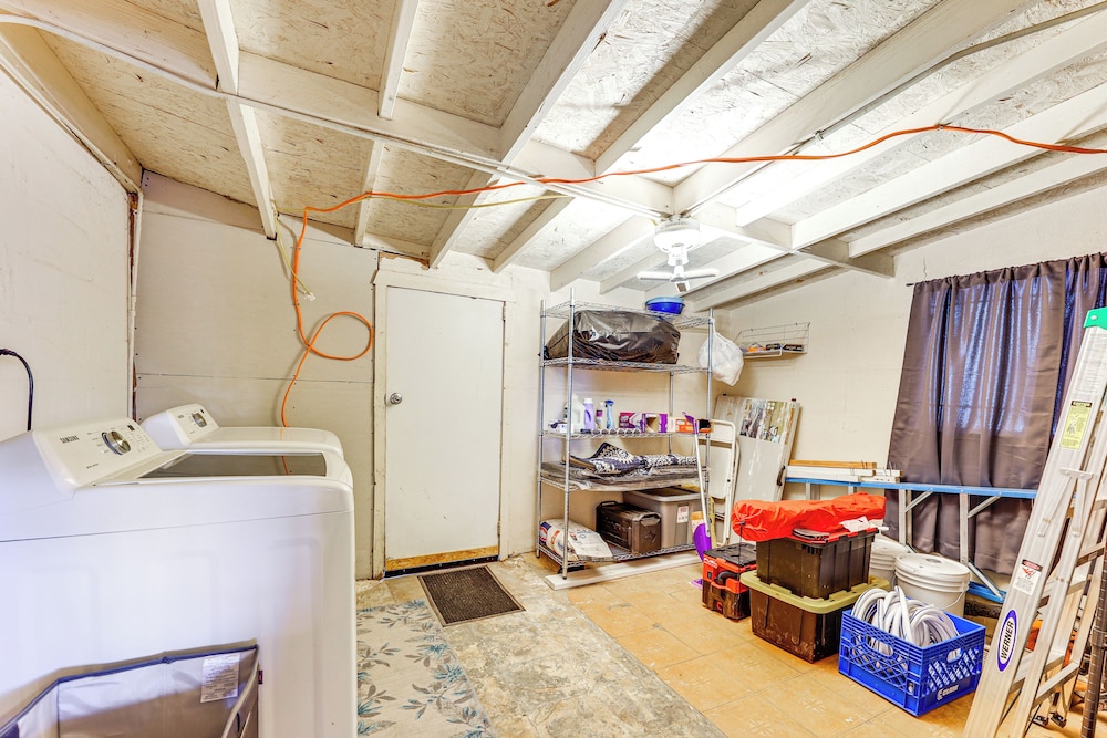Fenced Yard & Mtn Views: Dog-friendly Superior Gem