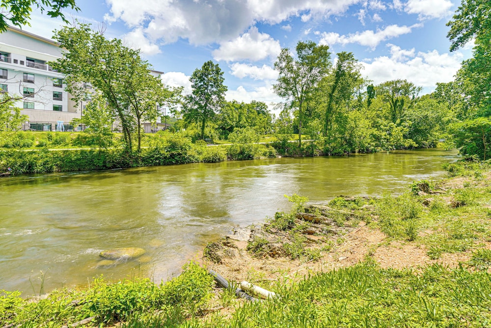 1 Mi to The Island in Pigeon Forge: Condo w/ Pools