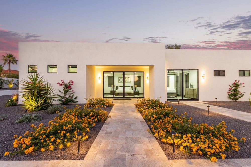Luxe - Modern Mansion - Private Resort