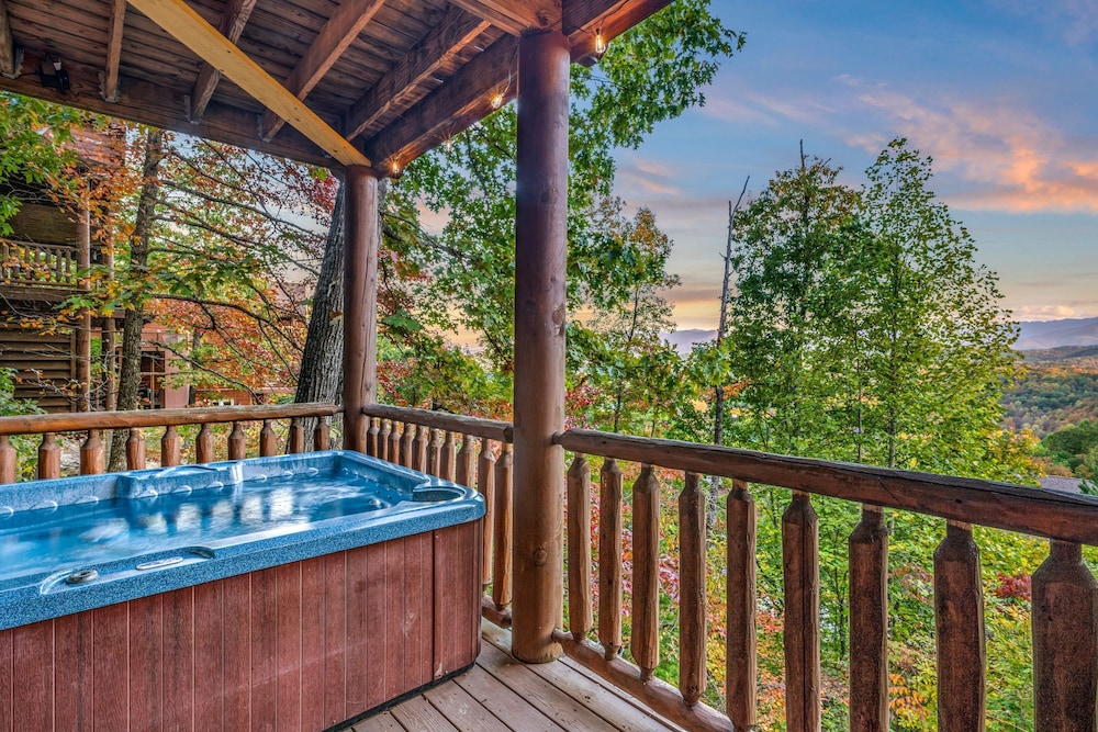Grand View Lodge Panoramic Views Hot Tubs Game Room Theater Sleeps 56 Guests