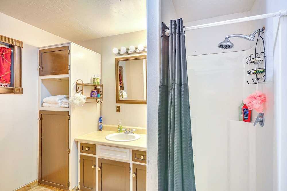 4 Mi to Sandy River Access: Studio w/ Mtn Views!