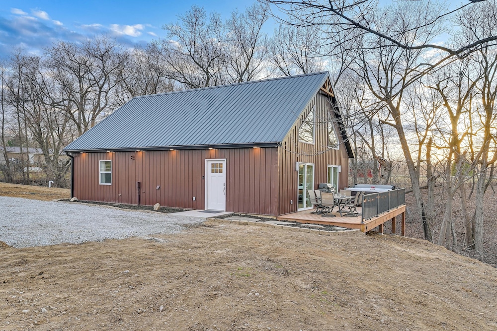 Hot Tub, Water Access: Cabin Near Lake Red Rock!