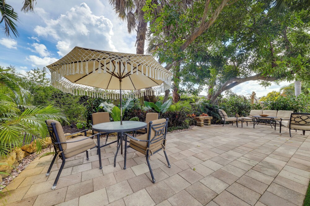 Vibrant North Palm Beach Home ~ 2 Mi to Beach!