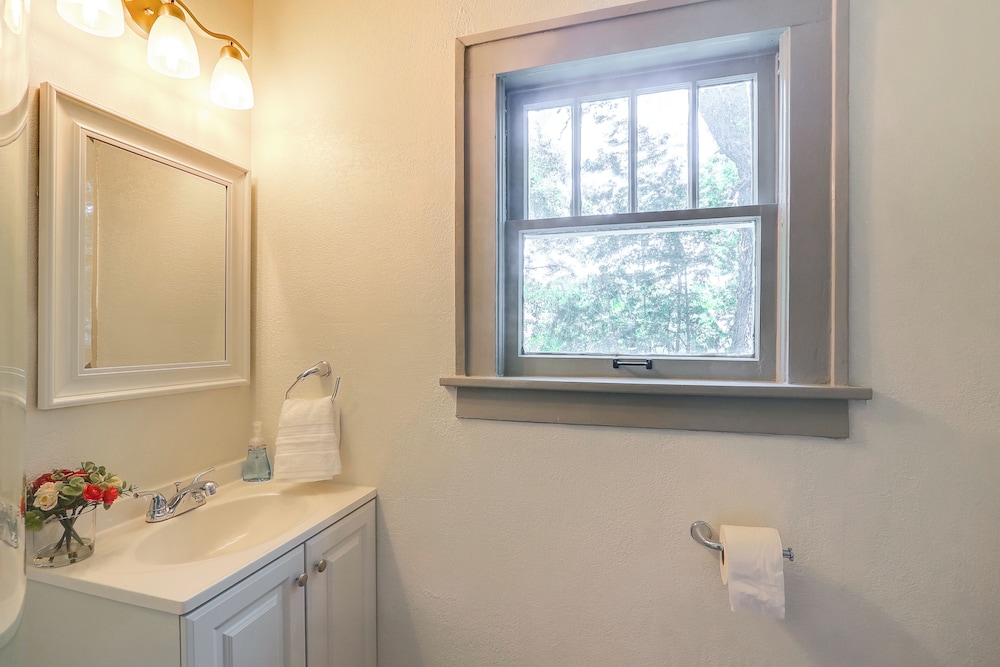 4 Mi to Dtwn: Charming Retreat in Wichita!