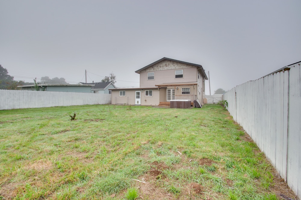 Crescent City Home w/ Hot Tub: Half-block to Beach view 5