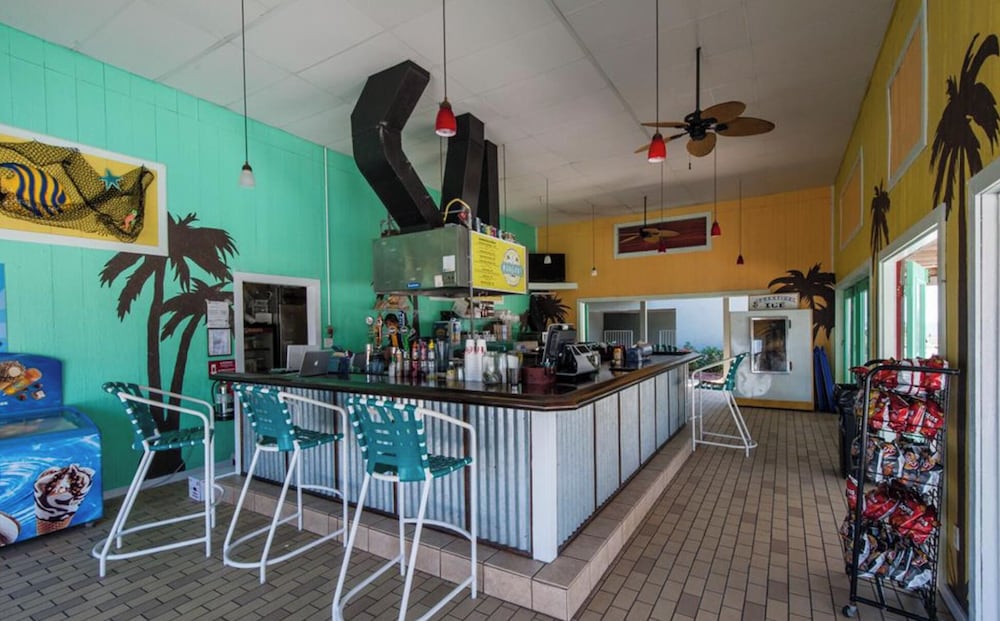 Coastal Hideaway: Cozy Beachfront Studio Sleeps 4 With Stunning Views!