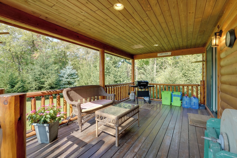 1 Mi to Public Beach: Port Austin Cabin w/ Hot Tub