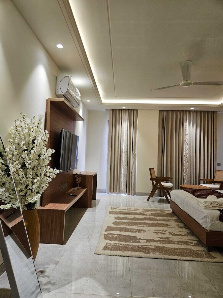 Hotel Dwellr