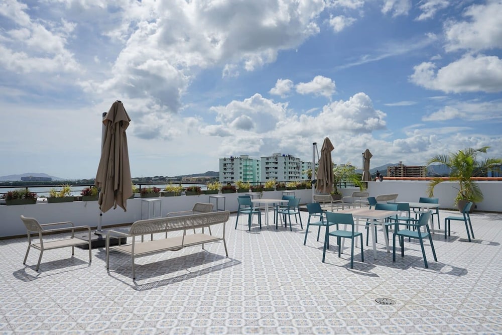w Grandiose 1BR w Balcony in Casco Viejo