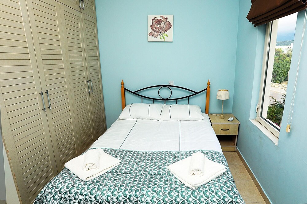 Flat w Shared Pool and Balcony in Kyrenia