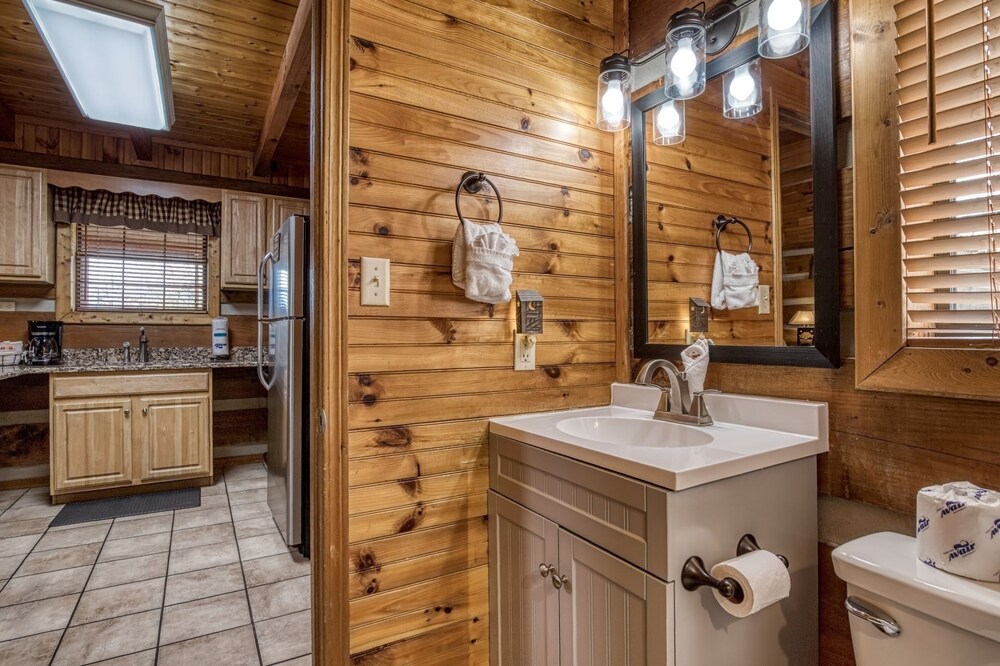 Er18 - The Lazy Bear View Great Location - Close To Town! 1 Bedroom Cabin by RedAwning view 3