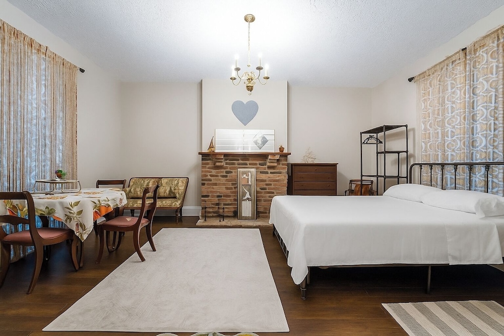 Central 4BR Historic Gem Near Colleges