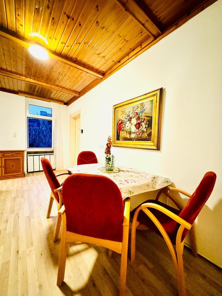 Cozy 4BR Apt for 12P Near FAC Platz
