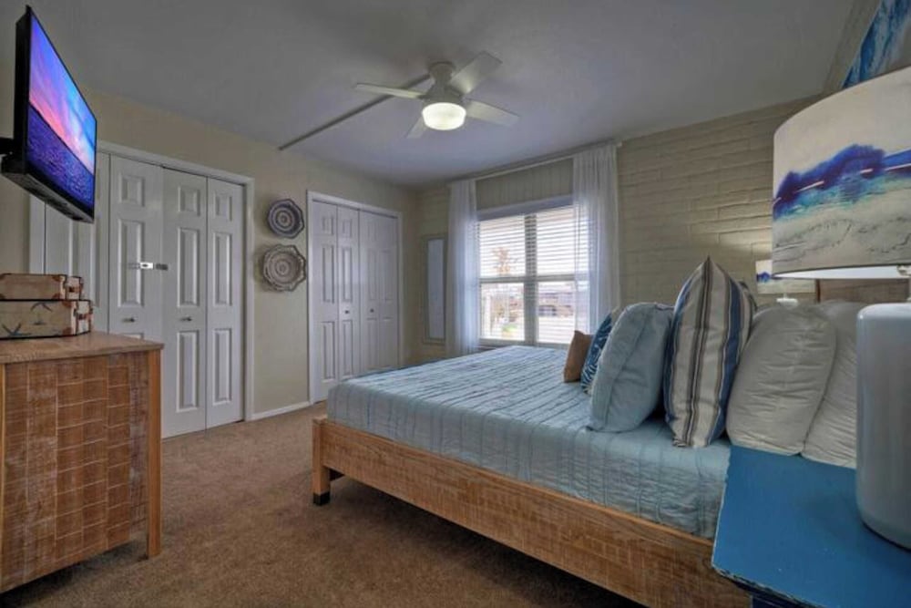 Sleeps 20 3 Condos w/ Beach Access, Pool, Tennis Courts Sea Sands Complex