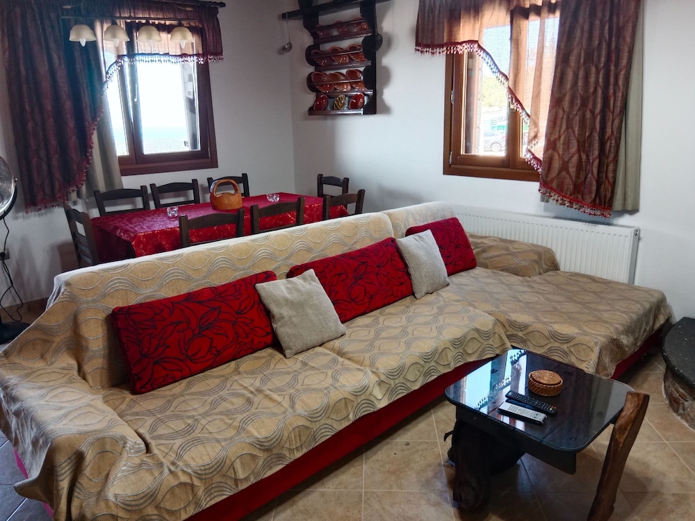Tsampika s Traditional Stone Cottage in Siana