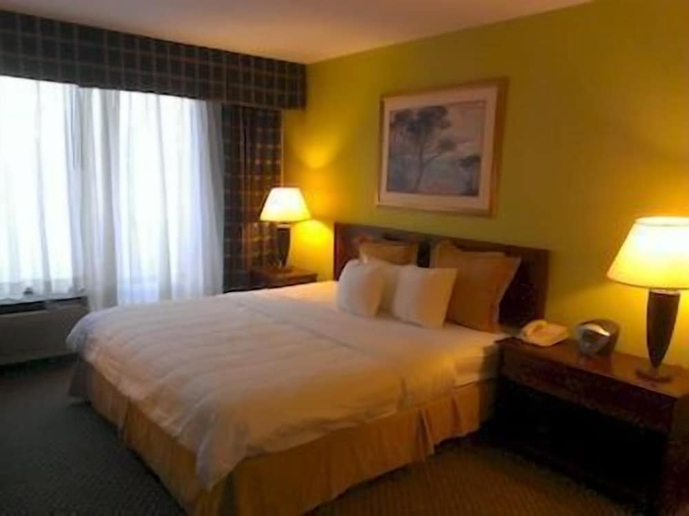 Richmond Vacations - Akaza Hotel Richmond - Property Image 6