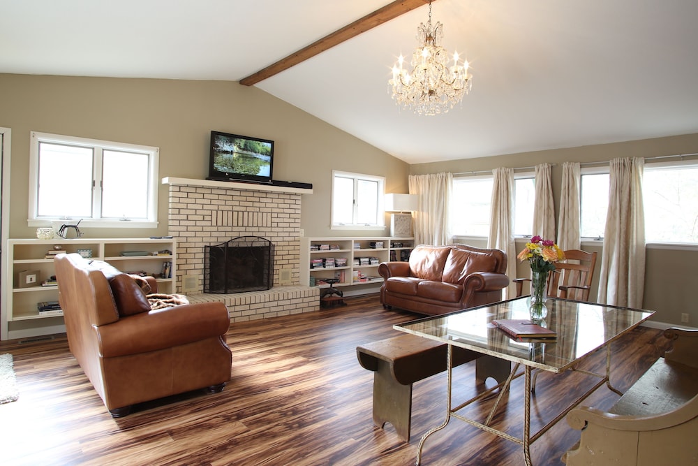 Eureka Springs Vacations - Tower House Inn - Property Image 4