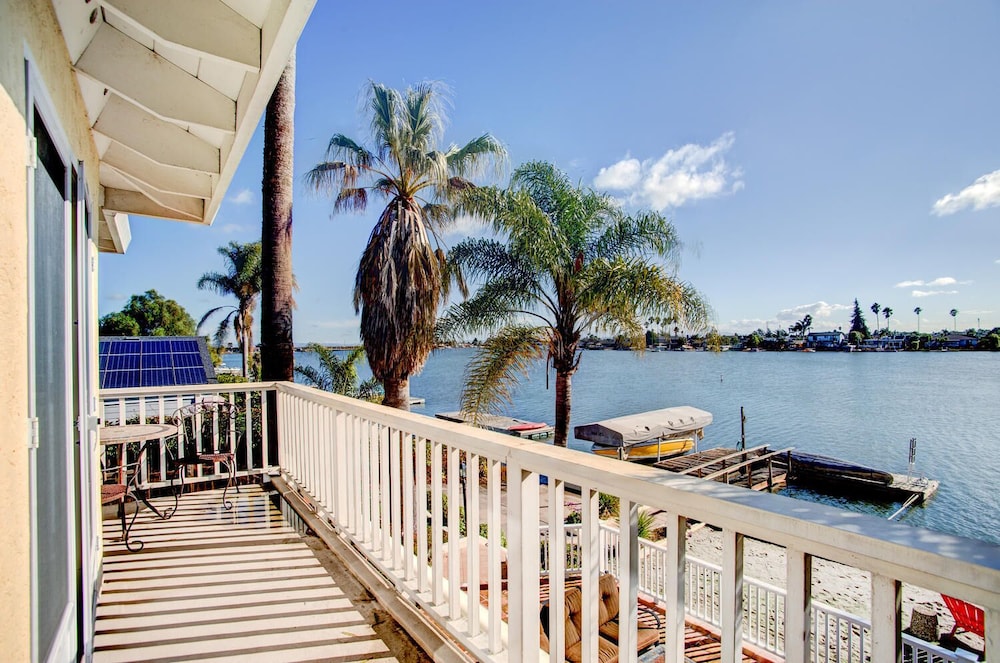 4 Br Waterfront , Private Beach 4 Bedroom Home by RedAwning
