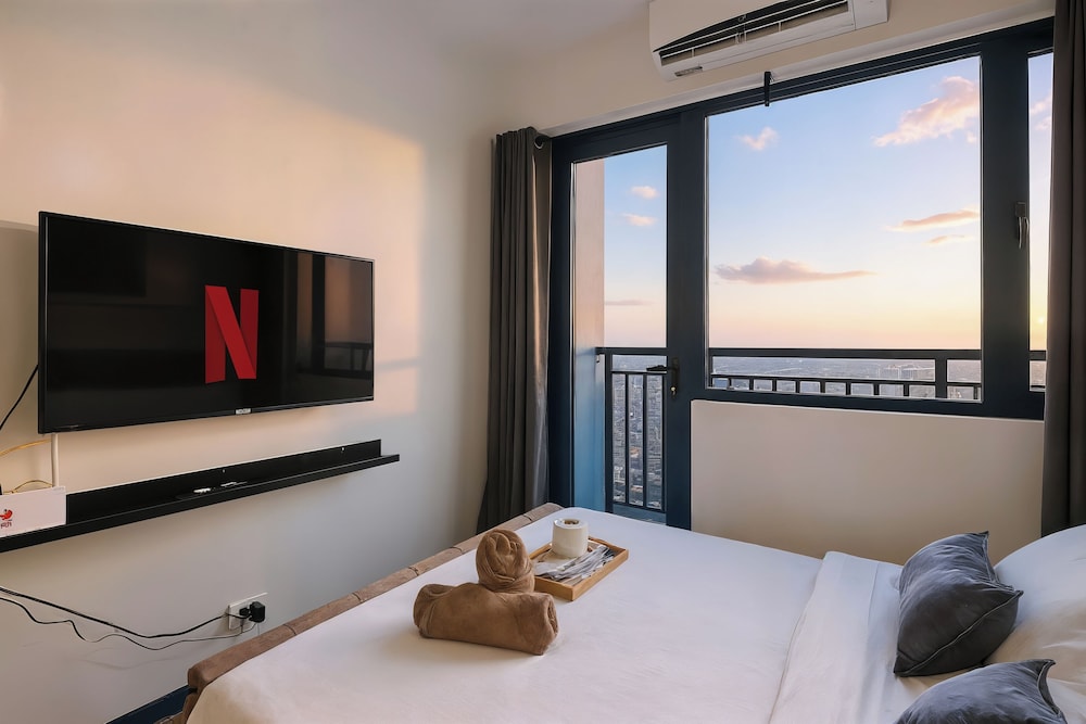 Room-sleek Studio With City Views on the