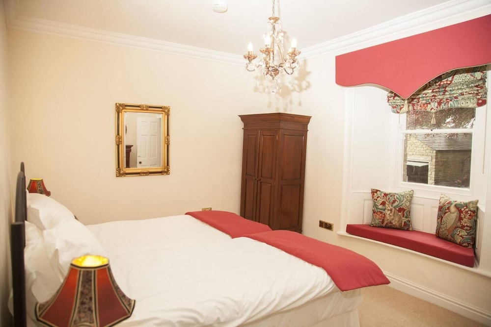 Stunning 8 Beds Country Retreat nr Richmond view 3