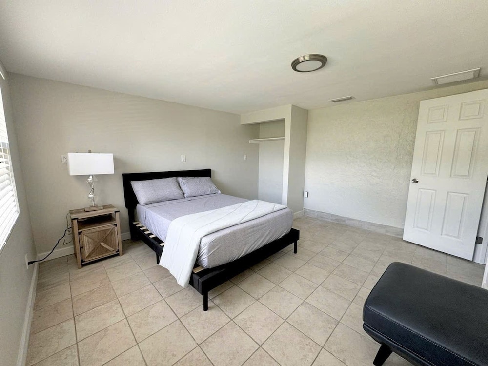 Home Close to Saint Pete Pier new Spacious