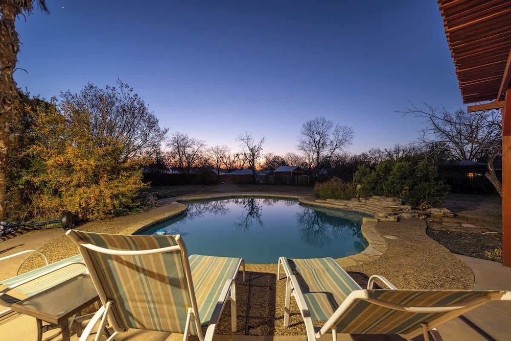 Victorian Escape-pool & Hot Tub!