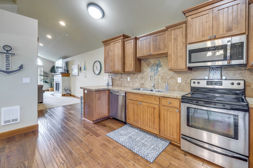 Walk to Lincoln City Beach: Townhome w/ Balconies!