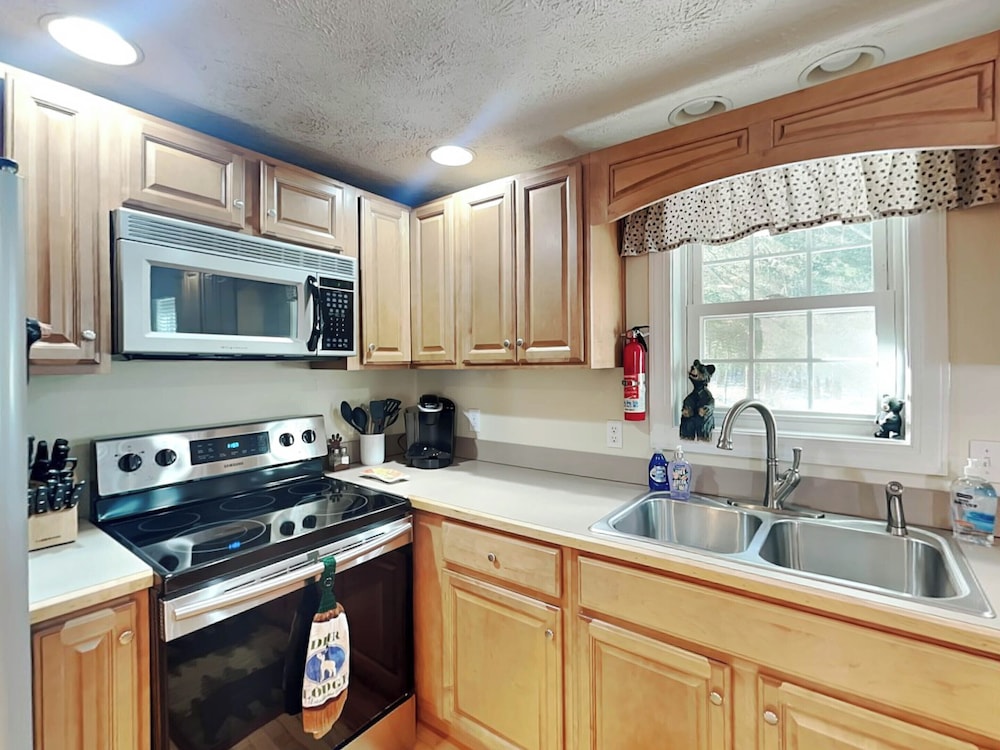 Lazy Bear Cabin by Taylor Made Deep Creek