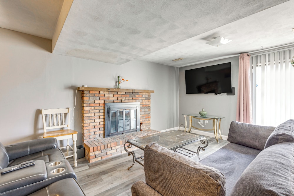 12 Mi to Dtwn St Louis: Family Home w/ Fireplaces!