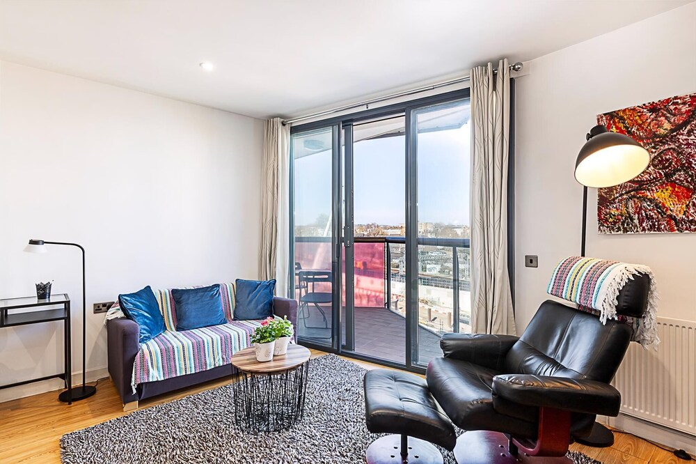 Bright Camden Retreat With Balcony
